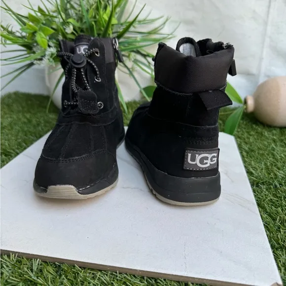 - UGG🔴Turlock Waterproof winter boots snow boots size 2 new .unisex