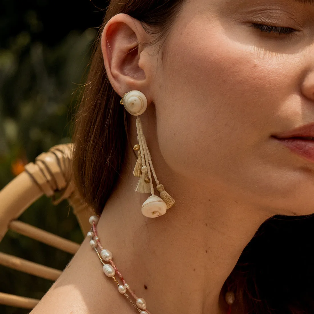 Chandelier stud earrings with shells and swarovski