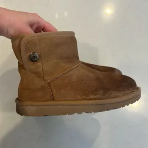 COPY - Ugg Jona boots, size 8 little kid.