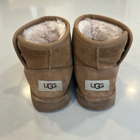 COPY - Ugg Jona boots, size 8 little kid.