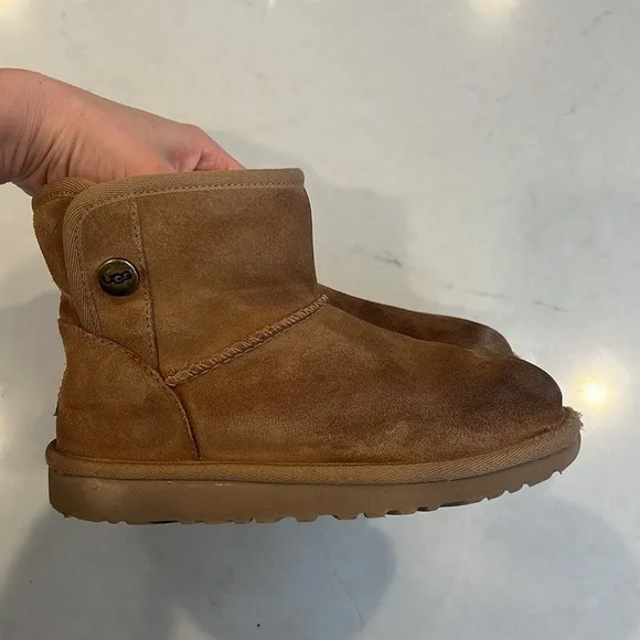 COPY - Ugg Jona boots, size 8 little kid.