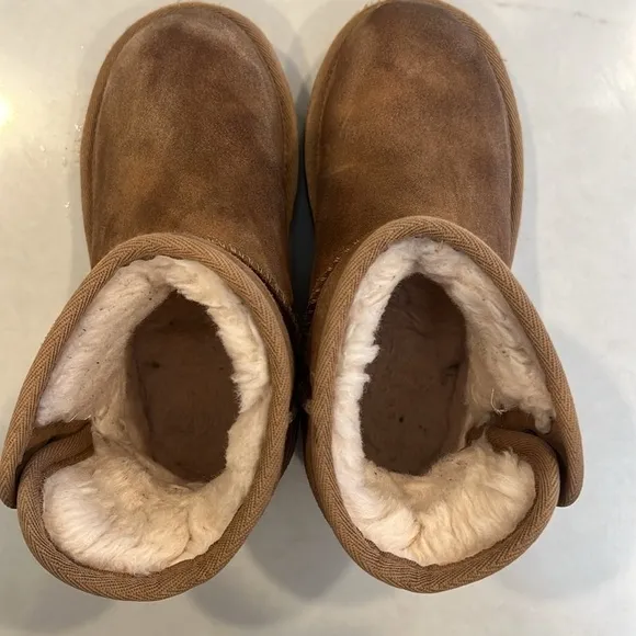 COPY - Ugg Jona boots, size 8 little kid.