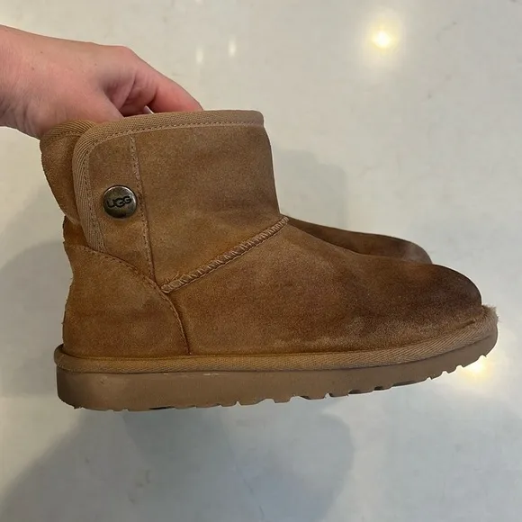 COPY - Ugg Jona boots, size 8 little kid.