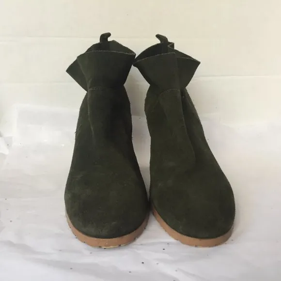 Crown Vintage Green Suede Stacked Tan Heel Boot -  Size 7.5M Pull on style Lug