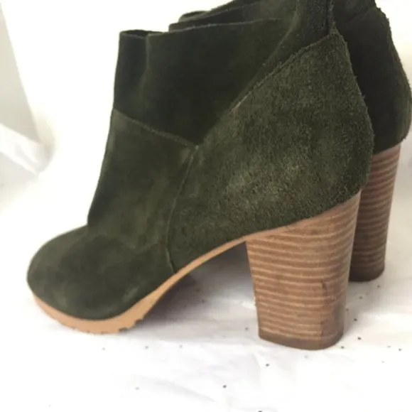 Crown Vintage Green Suede Stacked Tan Heel Boot -  Size 7.5M Pull on style Lug