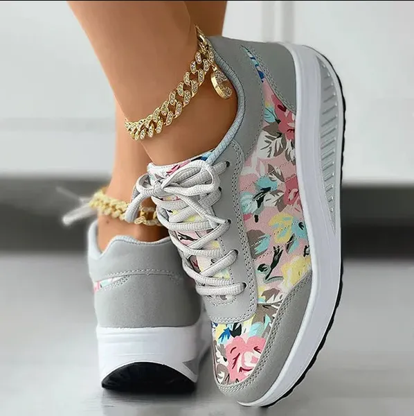 Lovisa – canvas shoes with floral pattern