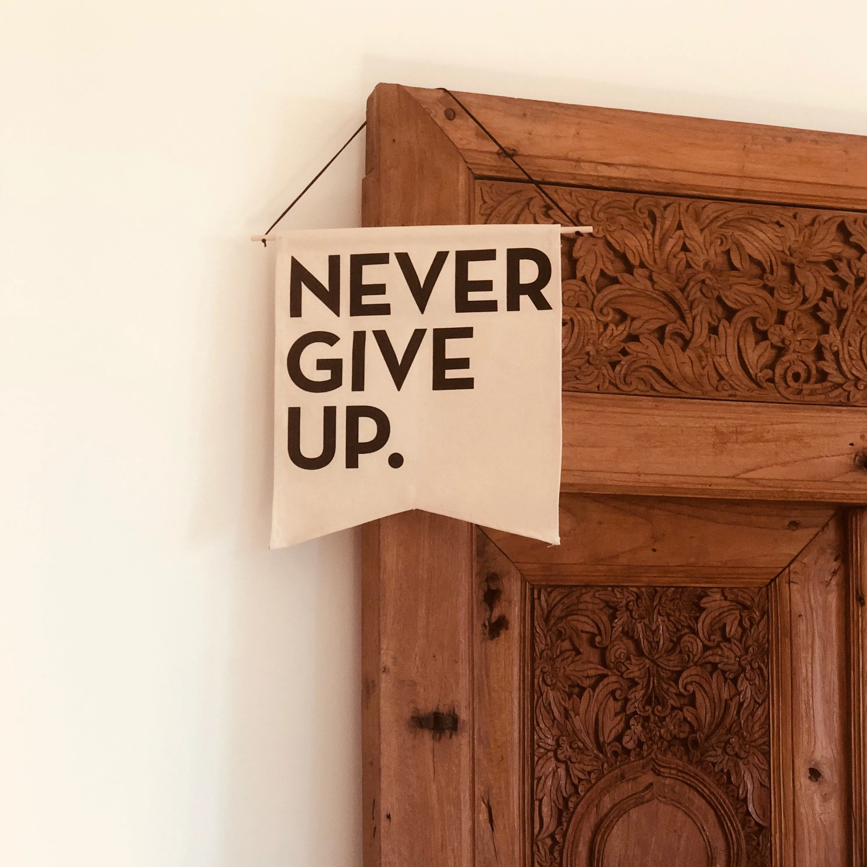 NEVER GIVE UP. CANVAS BANNER
