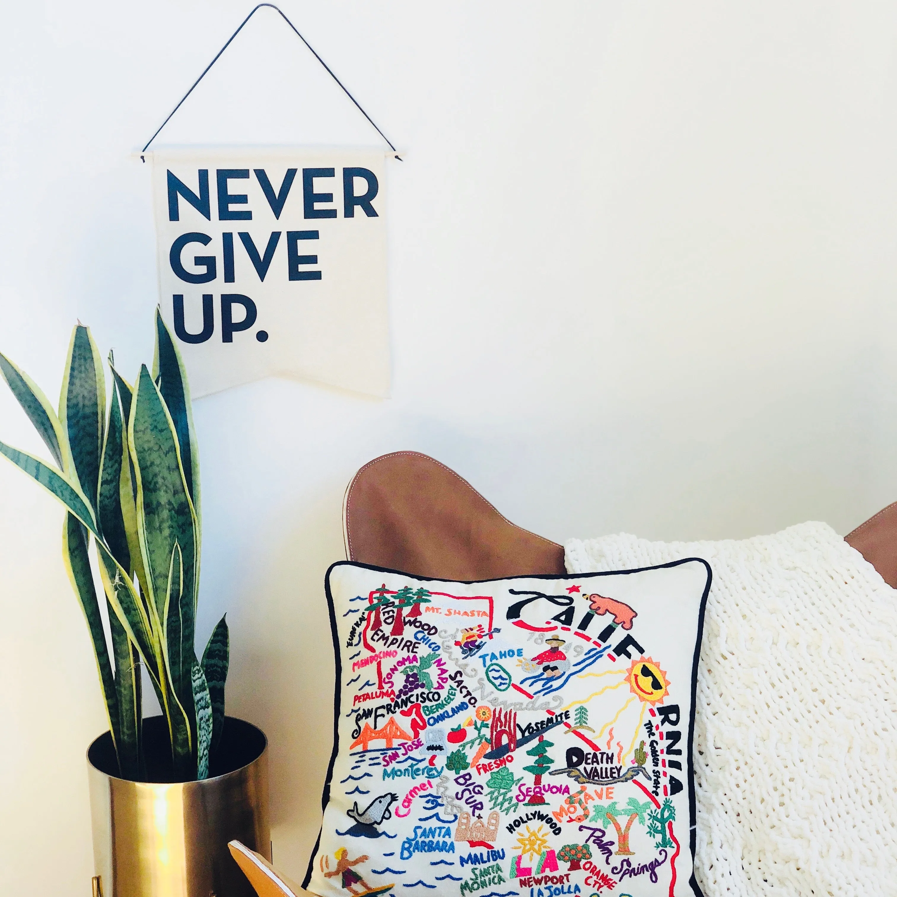 NEVER GIVE UP. CANVAS BANNER