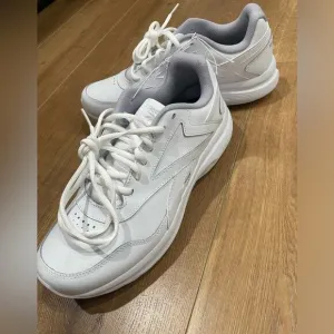 NWOT Reebok Walk Ultra 7 DMX Max Women's White Shoes- 9.5