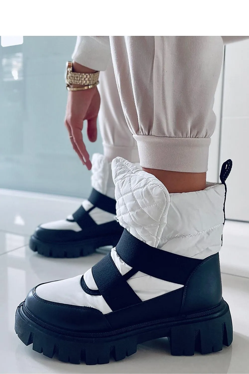 Snow boots