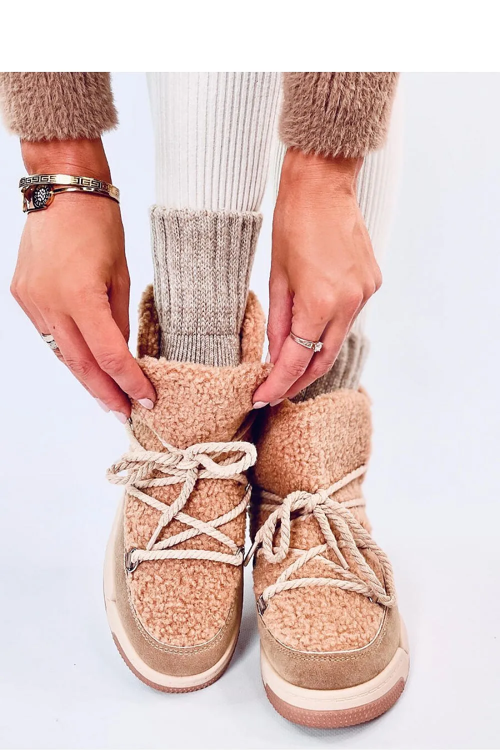 Snow boots
