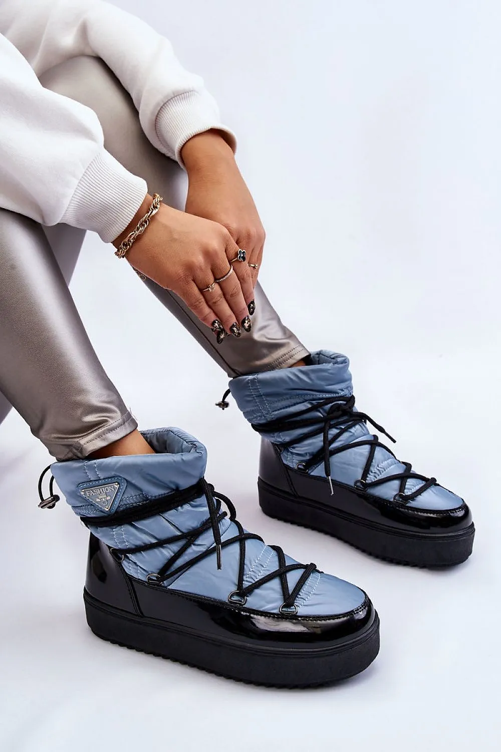 Snow boots