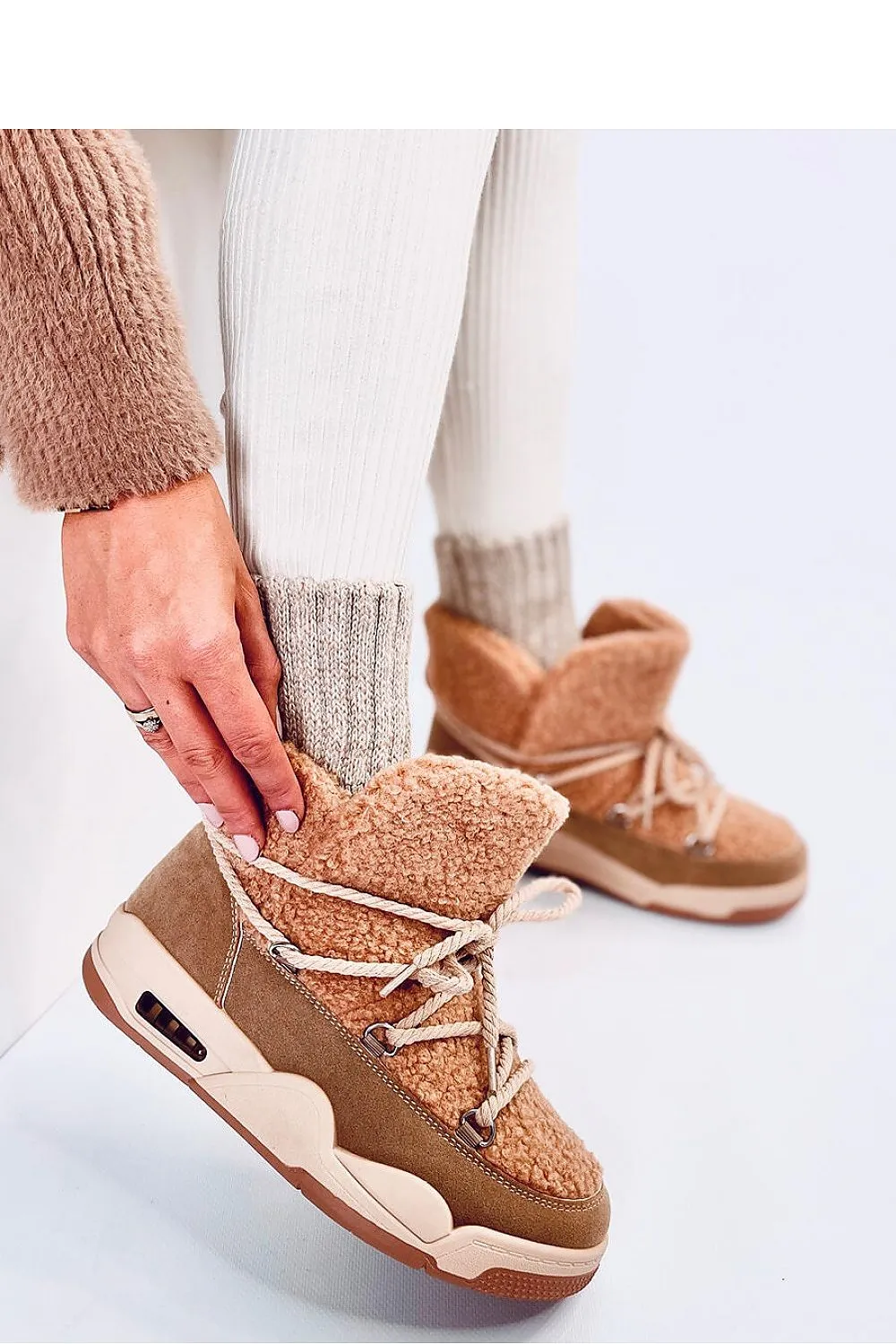 Snow boots