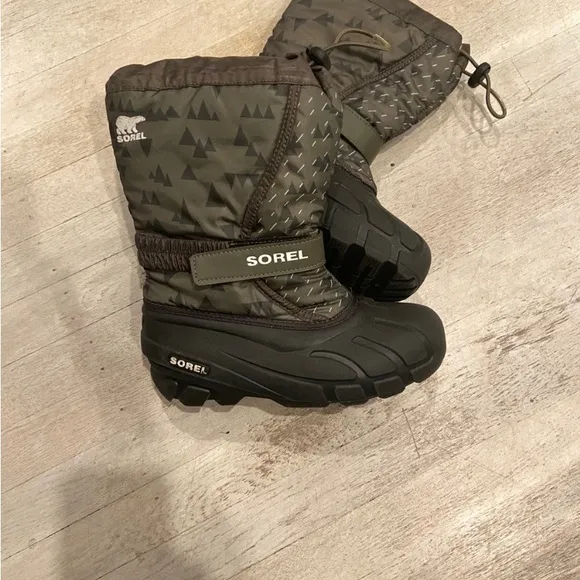 Sorel Youth mid calf flurry green kids winter snow INSULATED boot size 4