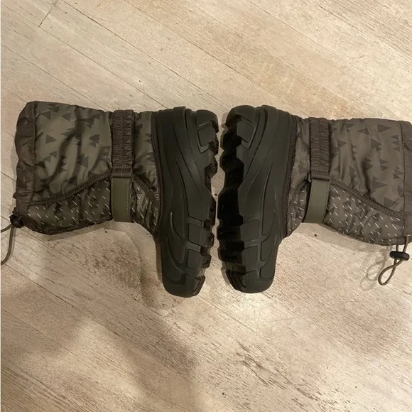 Sorel Youth mid calf flurry green kids winter snow INSULATED boot size 4
