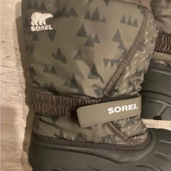 Sorel Youth mid calf flurry green kids winter snow INSULATED boot size 4