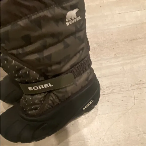 Sorel Youth mid calf flurry green kids winter snow INSULATED boot size 4