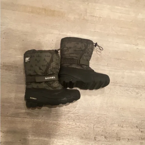 Sorel Youth mid calf flurry green kids winter snow INSULATED boot size 4