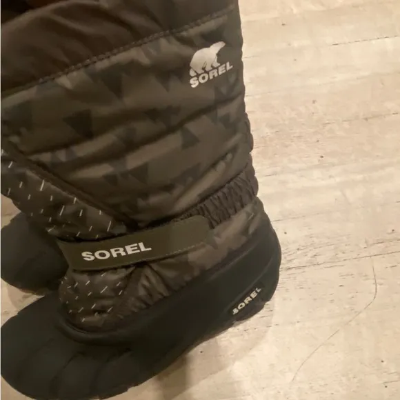 Sorel Youth mid calf flurry green kids winter snow INSULATED boot size 4